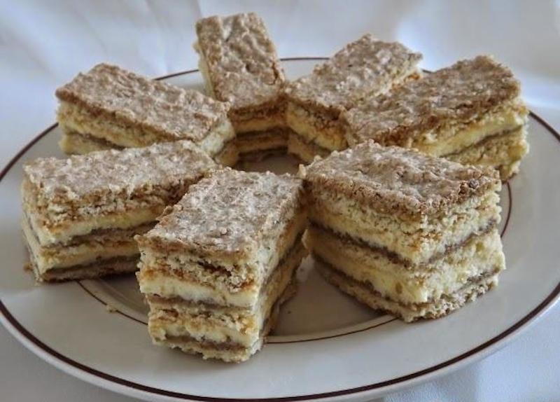 Prăjitură cu nucă și cremă de vanilie - un desert cu gust divin