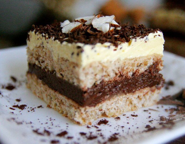 Prăjitură cu blat de nucă