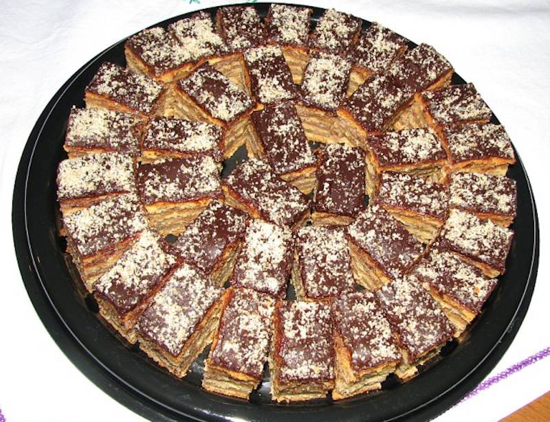 Prăjitură cu nucă și gem. Desertul cu care surprinzi toți musafirii.