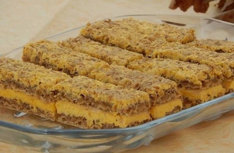 Prăjitură cu blat de nucă și cremă de vanilie. Are un gust delicios și se prepară ușor.