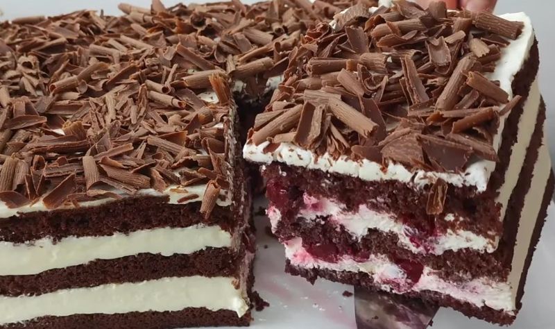 Prăjitură Pădurea Neagră cu blaturi pufoase de cacao