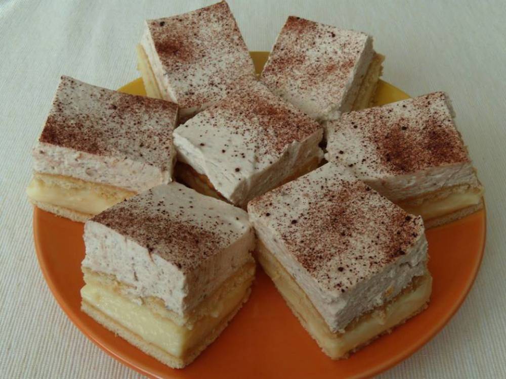 Prăjitură cremoasă cu blat de biscuiți și mousse de castane - un desert extrem de gustos