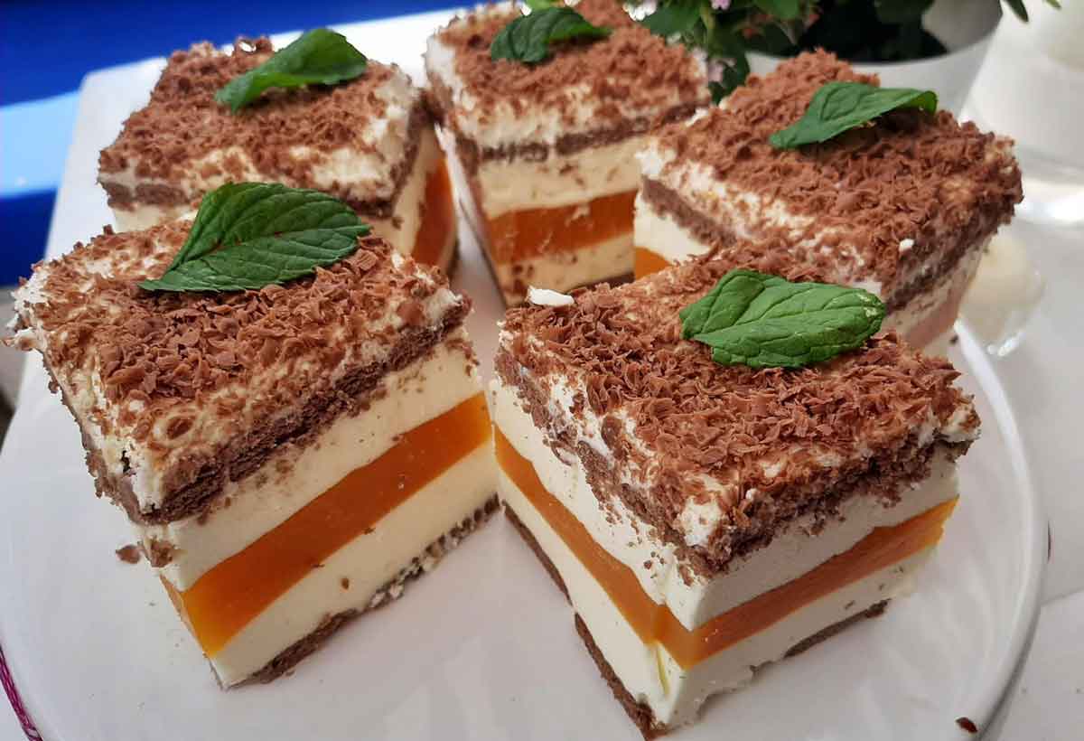 Prăjitură cu jeleu de piersici și cremă de brânză. Fără coacere!