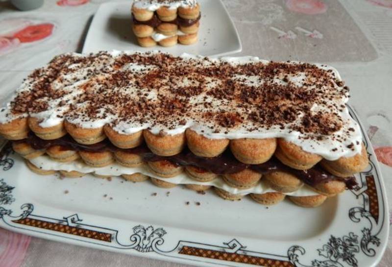 Prăjitură cu blat de pișcoturi și 2 umpluturi diferite. Are un gust nemaipomenit de bun.