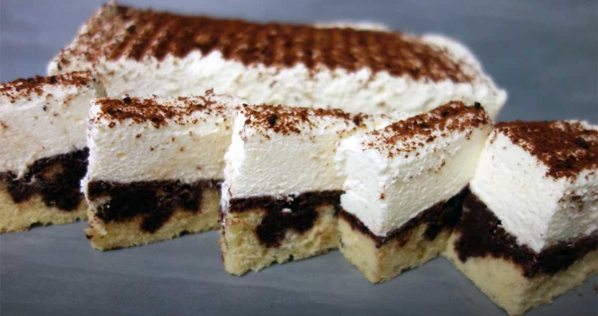 Tort cremos cu ciocolată și frișcă: Desert delicios pentru cafeaua de Duminică și pentru musafiri