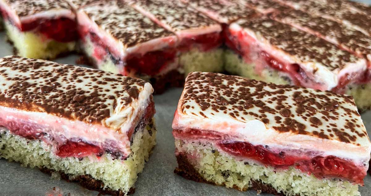 Prăjitură răsturnată cu prune și frișcă – perfectă cu orice tip de fructe