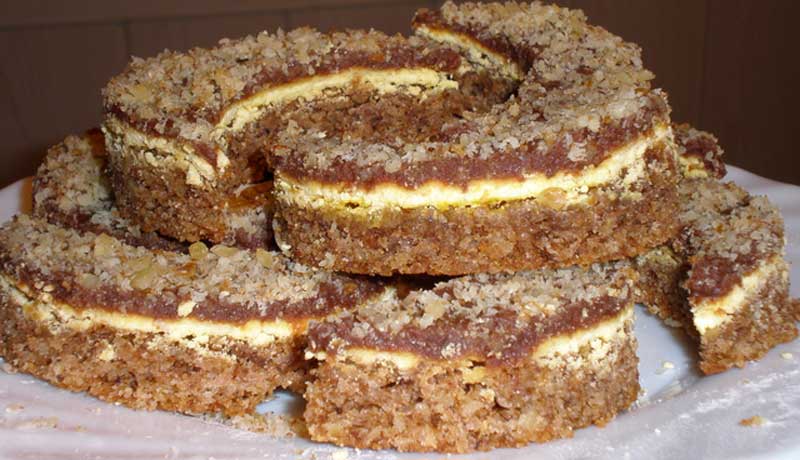 Prăjitura copilăriei - semilună cu nucă măcinată