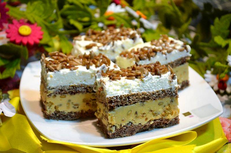 Prăjitură cu lapte condensat și semințe de floarea soarelui. Se topește în gură!