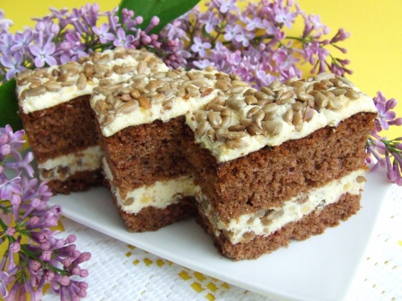 Prăjitură cu cremă de vanilie și semințe de floarea soarelui - îți vei linge și degetele după ce o vei gusta!