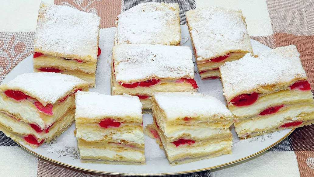 Prăjitură simplă cu cireșe - un desert simplu și gustos ce poate fi preparat de oricine