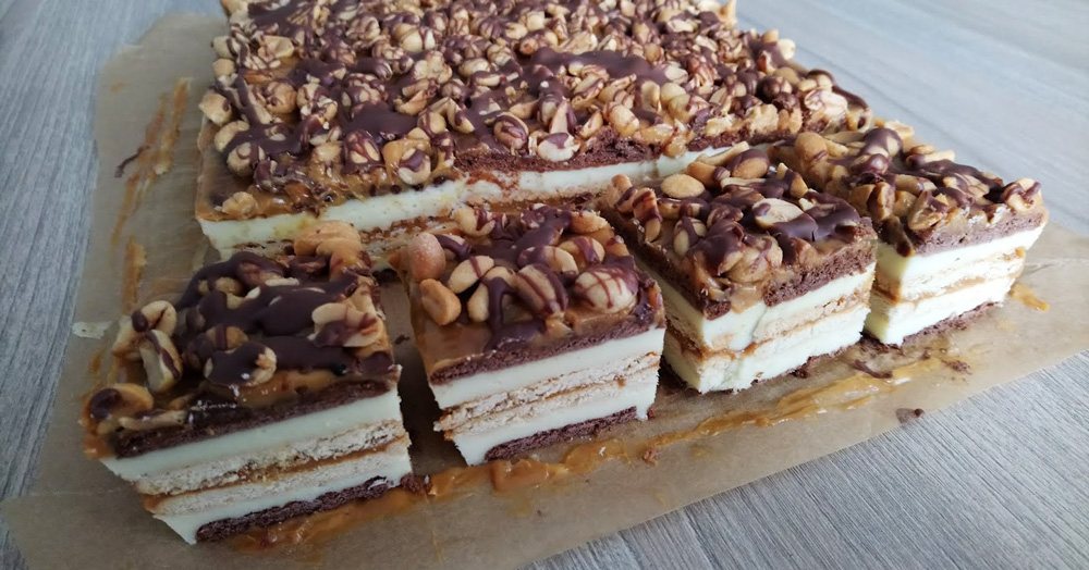 Prăjitura Snickers cu blat de biscuiți - rețetă rapidă