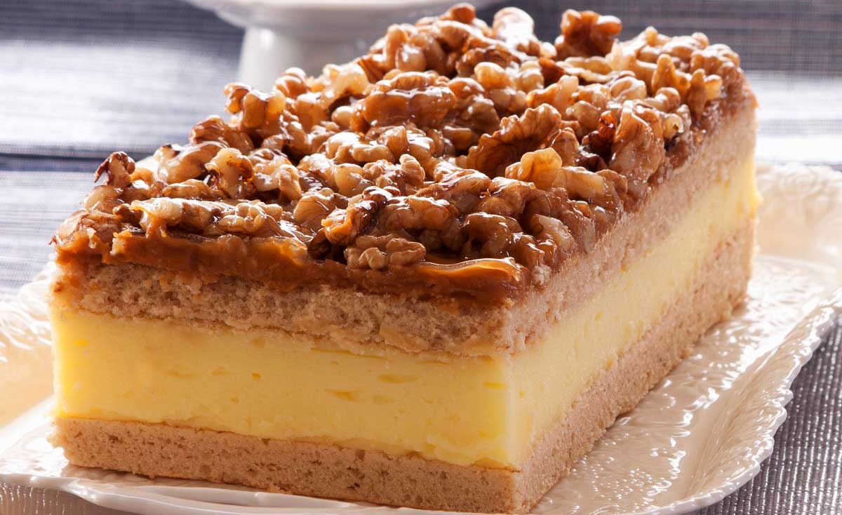 Prăjitură Snickers cu nuci și budincă de vanilie - un desert deosebit