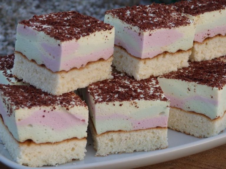 Prăjitură cu spumă colorată - un desert simplu