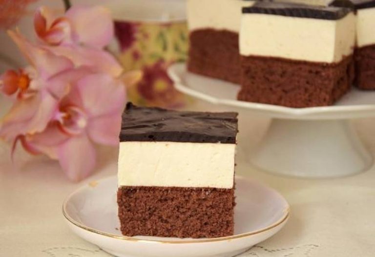 Prăjitură cu blat de cacao