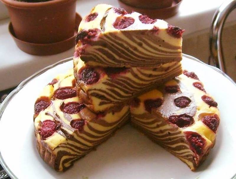 Prăjitură tigrată cu zmeură. Nici nu te-ai fi gândit că se face atât de ușor