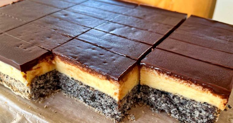 Prăjitură cu blat de mac