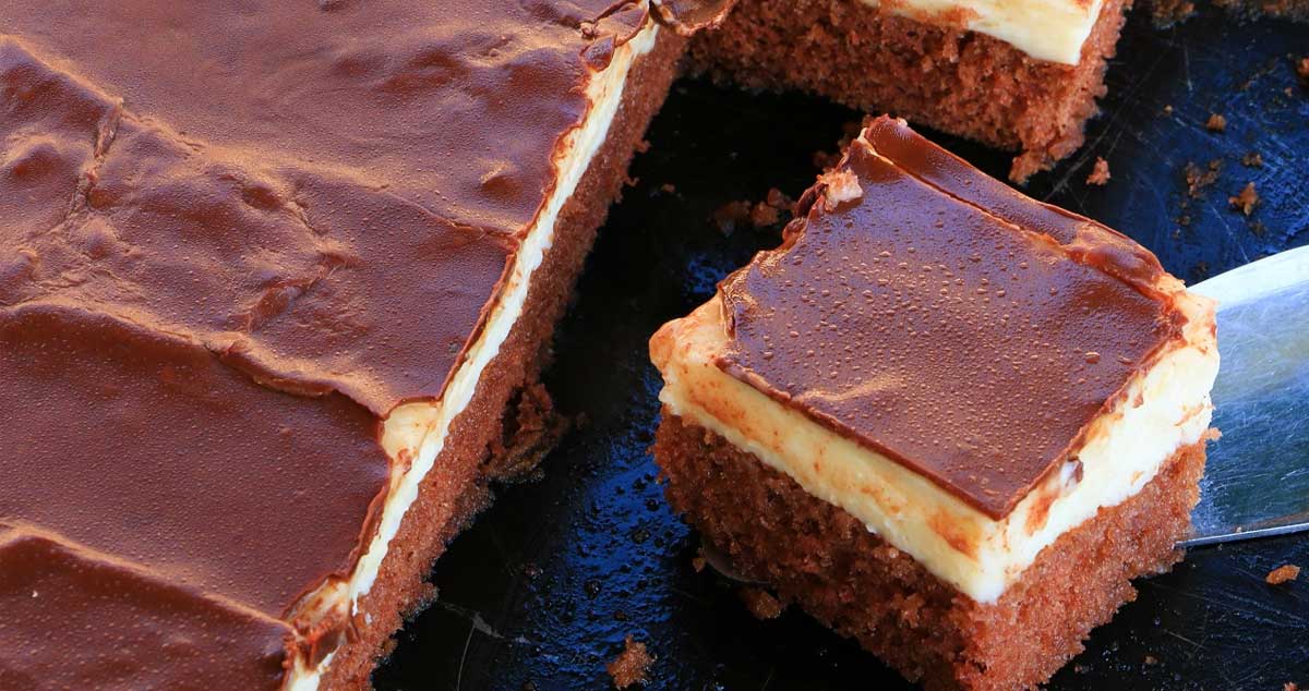 Prajitură cu cremă de vanilie și blat pufos de cacao