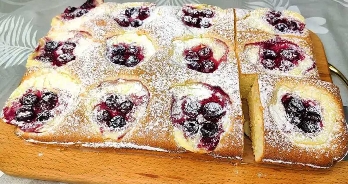 Prăjitură cu vișine și cremă de vanilie – simplă