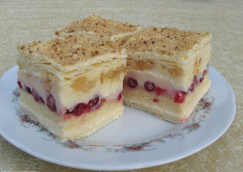 Prăjitură delicioasă cu cremă de vanilie. Rețetă ușoară.