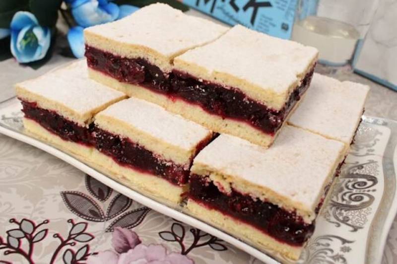 Prăjitură cu vișine - un desert dulce-acrișor: ușor de impresionat musafirii