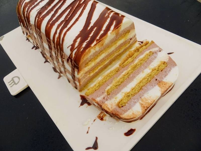 Prăjitura "Zebra" cu blat de biscuiți - un desert cu un aspect plăcut și un gust delicios