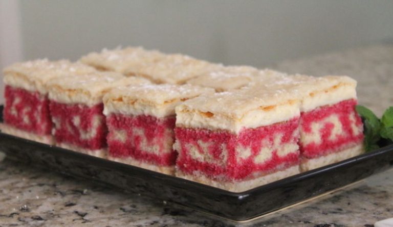 Prăjitură cu zmeură și cremă de vanilie - un desert colorat și gustos