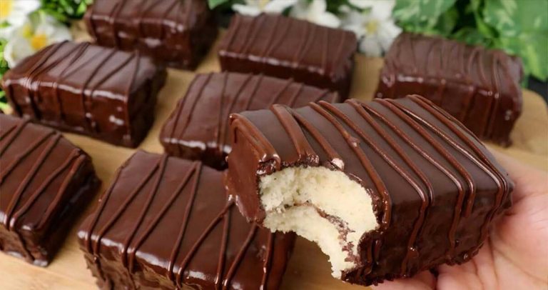 Prăjiturele cu ciocolată și blaturi pufoase: un desert foarte bun