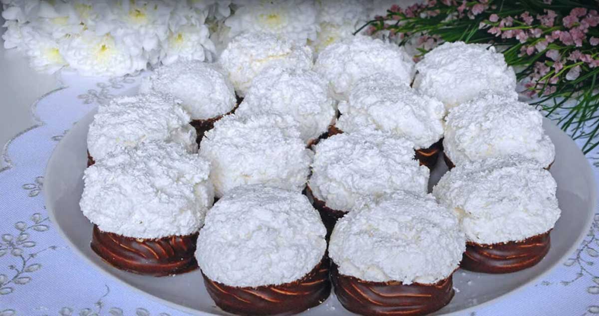 Biscuiți fragezi cu bezea de cocos