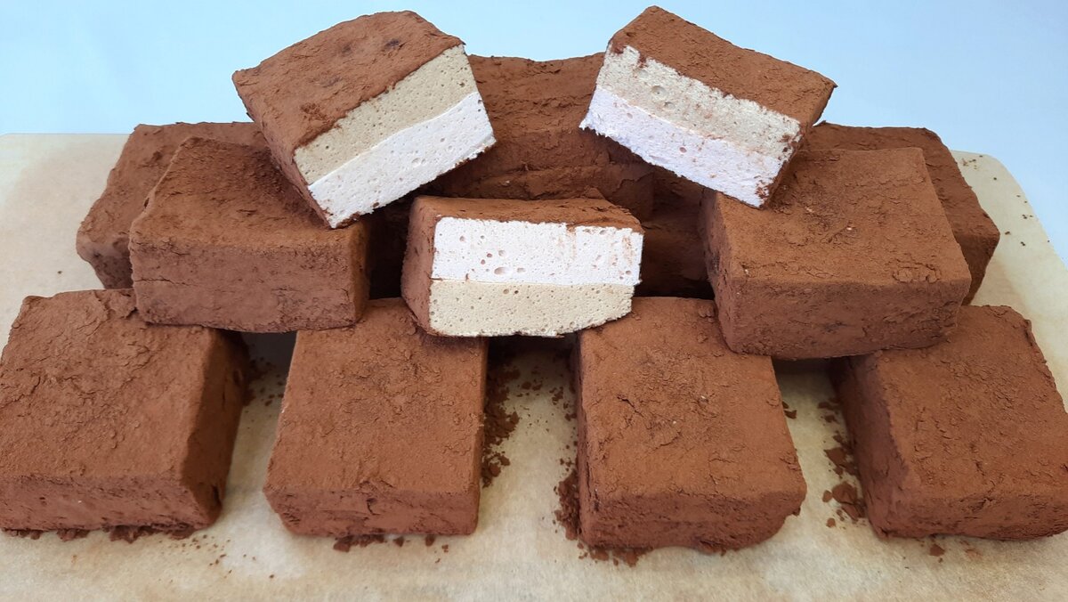 Prăjiturele Lapte de Pasăre cu două arome: căpșuni și ciocolată