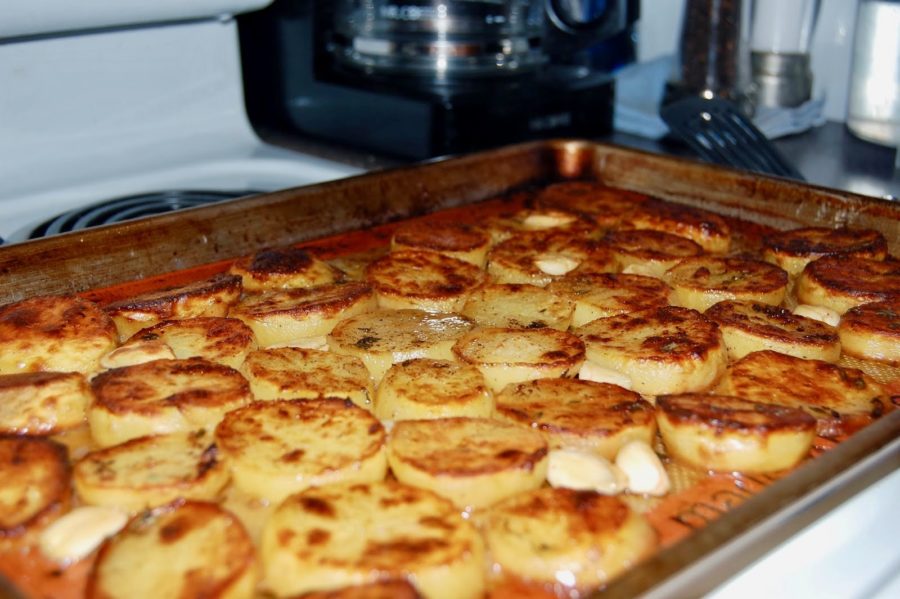 Cartofi la tavă - Un preparat pentru orice eveniment. Ai nevoie de doar câteva ingrediente