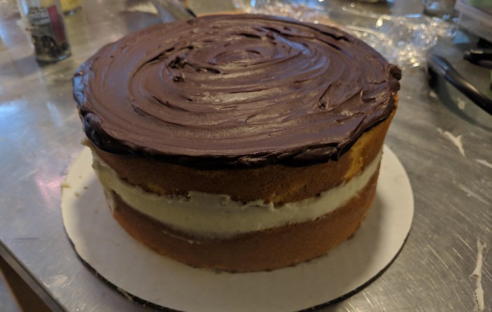 Prăjitură cu cremă de budincă și topping de ciocolată - Un desert fi și gustos