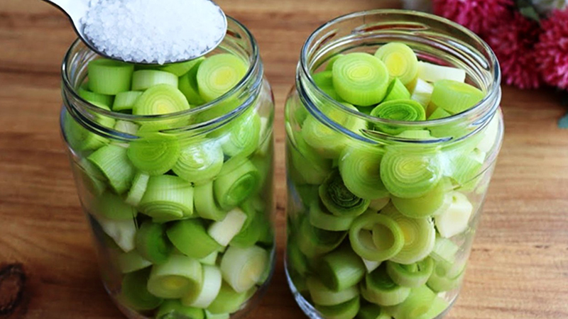 Uite cum să păstrezi prazul pentru iarnă: eu așa pregătesc în fiecare an