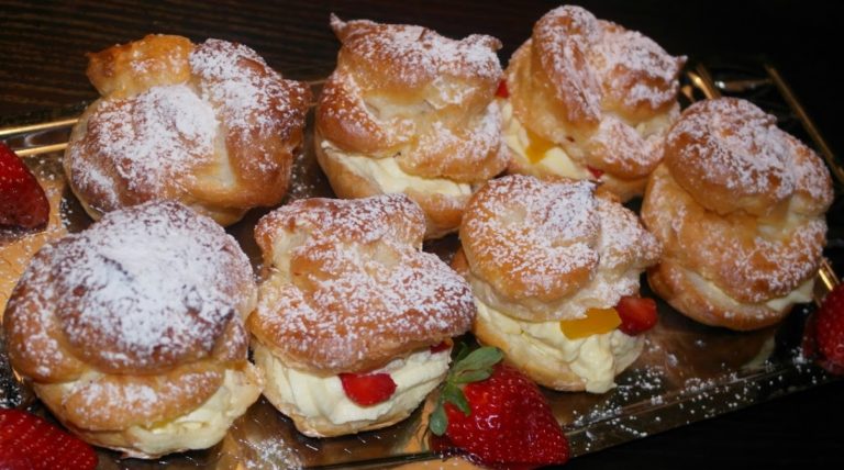 Profiterol cu cremă de caramel