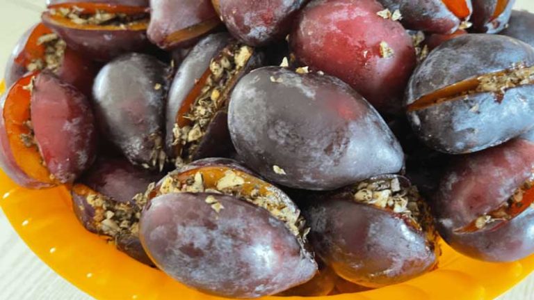 Prune cu umplutură de usturoi: o gustare deosebită pentru iarnă. Rețetă pas cu pas