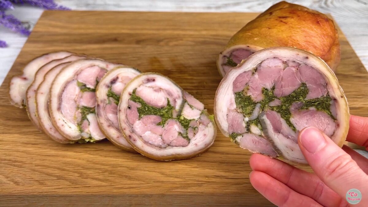 Ruladă din picior de porc umplută cu verdețuri