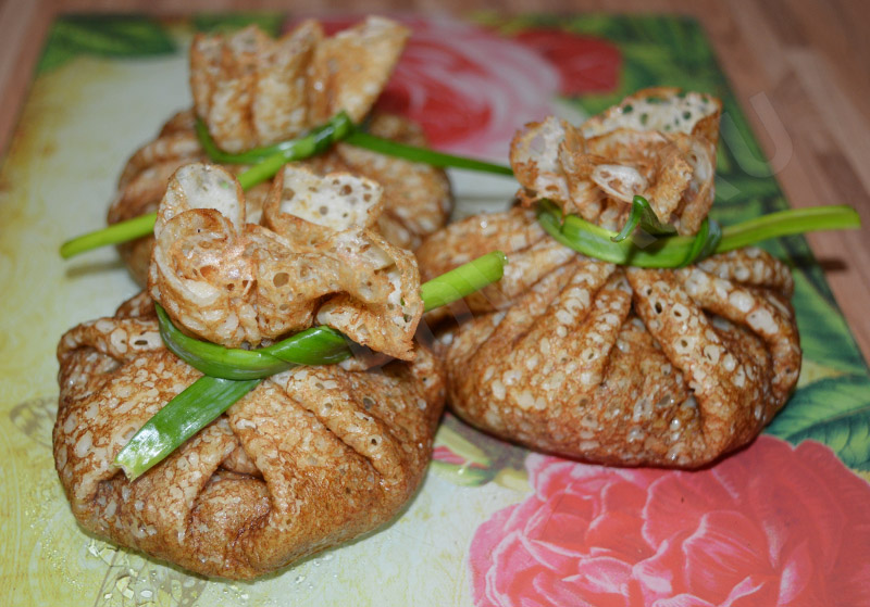 Punguțe din clătite cu ciuperci și cașcaval - un mod inedit de a servi clătitele