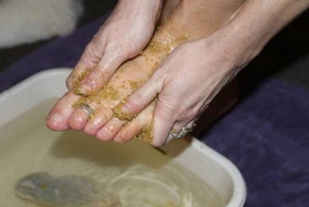 Frecarea picioarelor cu acest produs poate trata călcâiele crăpate și calusurile