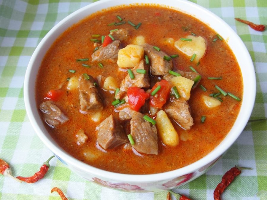 Gulaș de vită și cartofi - Rețetă tradițională ungurească