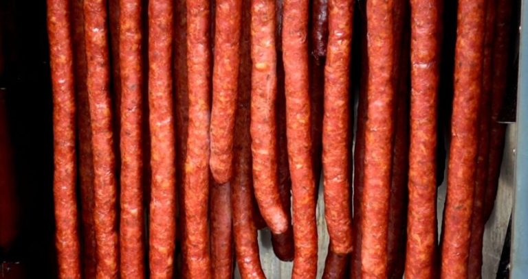 Cârnați cabanos din carne de miel – mai gustoși decât crezi