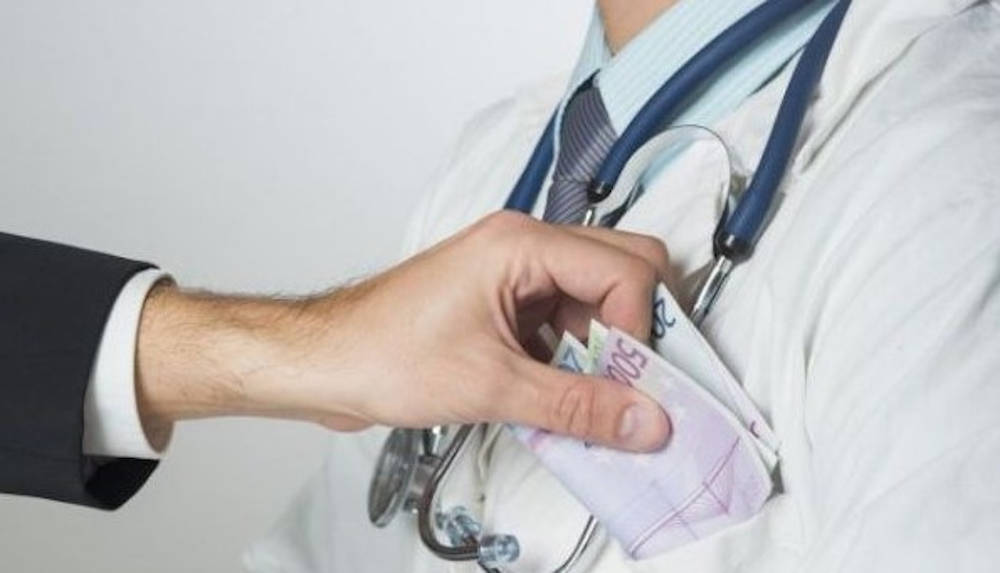 Cred că e greu să schimbi ceva într-o țară unde oamenii sunt învățați să meargă cu "o atenție" la profesori