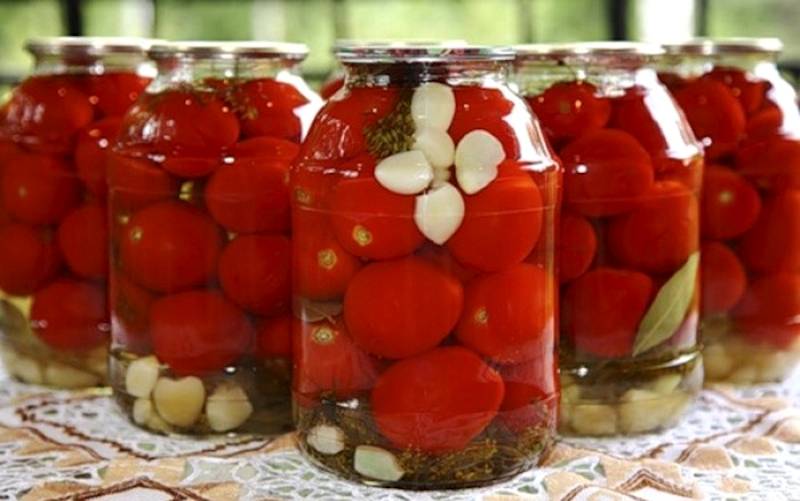 Roșii marinate cu usturoi - o rețetă ușoară și delicioasă