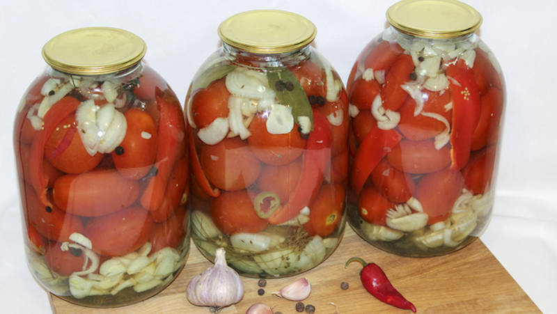 Roșii murate cu usturoi