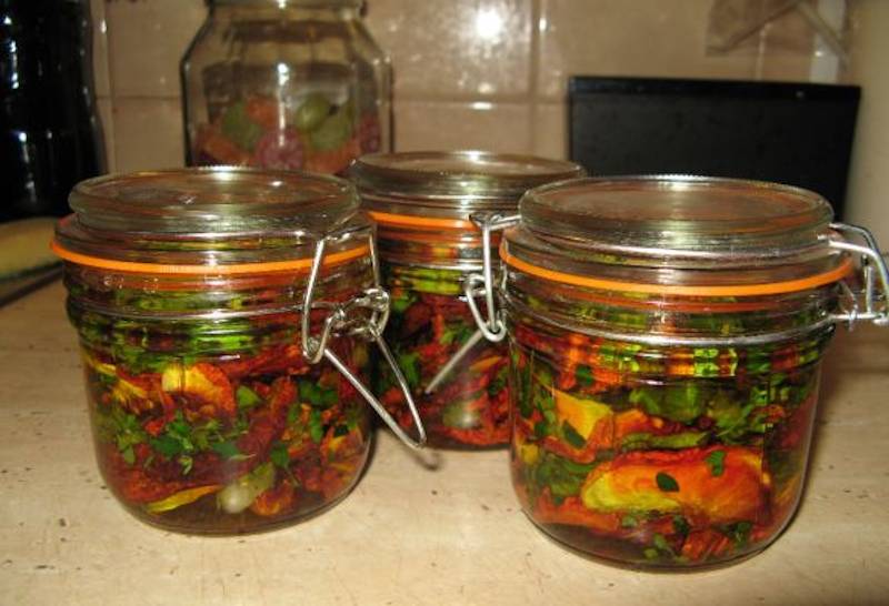 Roșii uscate la borcan - o rețetă simplă și ușoară pentru toate gospodinele