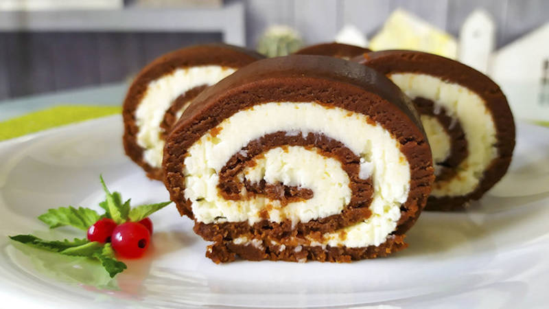 Ruladă de ciocolată cu fulgi de cocos și lapte condensat - rețetă ușoară