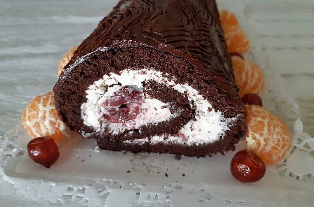 Ruladă de ciocolată cu cremă de mascarpone și cireșe - un desert foarte gustos ce se topește în gură