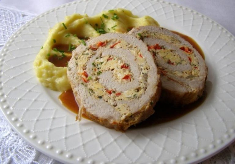 Ruladă de porc cu ouă și ardei gras - un aperitiv gustos pe care vei dori să-l prepari mai des