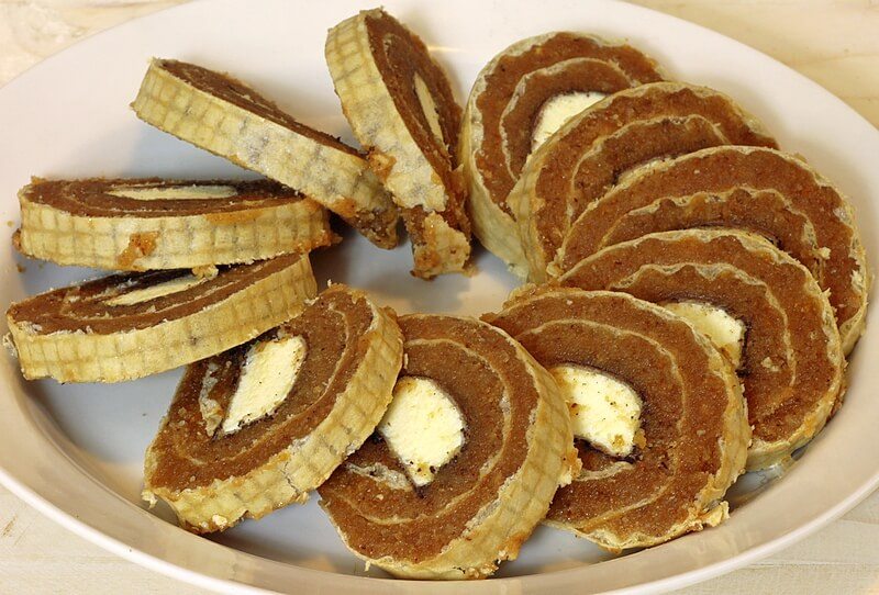 Ruladă cu cremă de biscuiți și banane - Desertul pe gustul tuturor