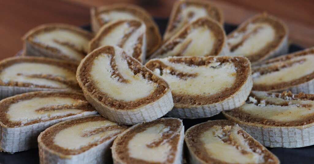 Ruladă din foi de napolitană cu umplutură de caramel și nucă de cocos - o delicatesă dulce!