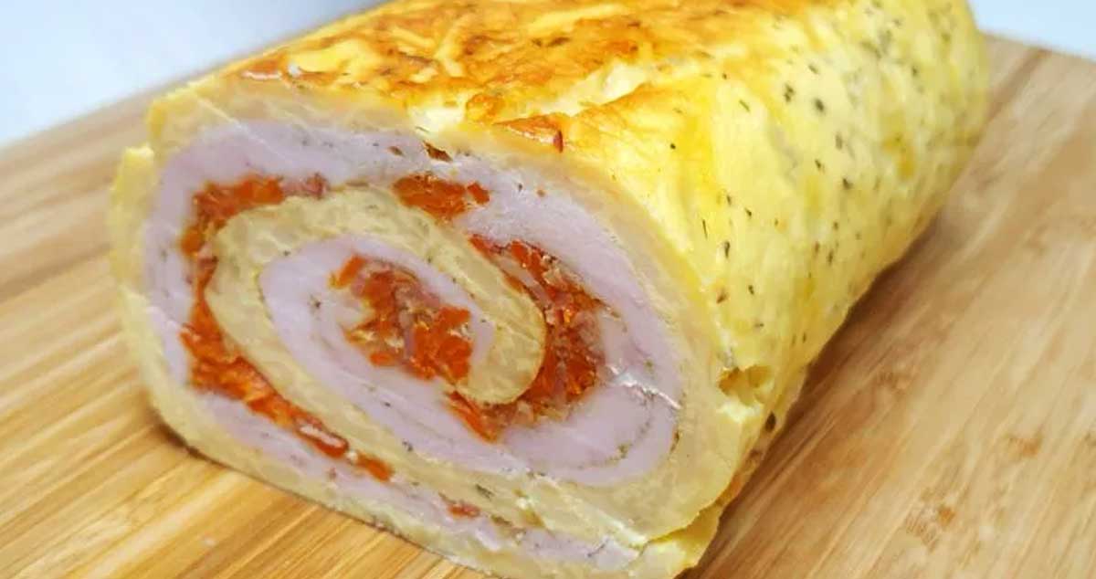 Ruladă aperitiv cu carne de pui și bacon: minunată pentru musafiri și nu numai