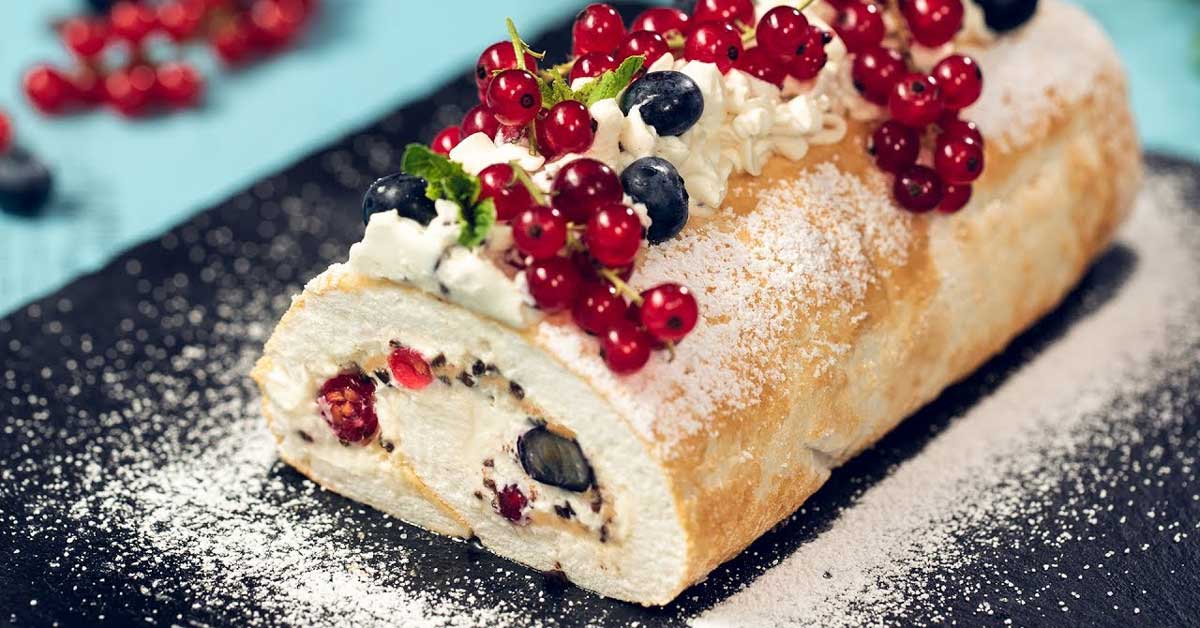 Ruladă de bezea cu cremă de mascarpone și fructe de pădure - un desert delicios!